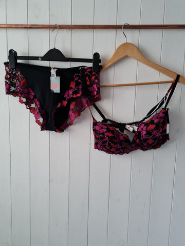 Rien lingerie set French lingerie fushia louisiane pink and black lace bra and pants new with tags
