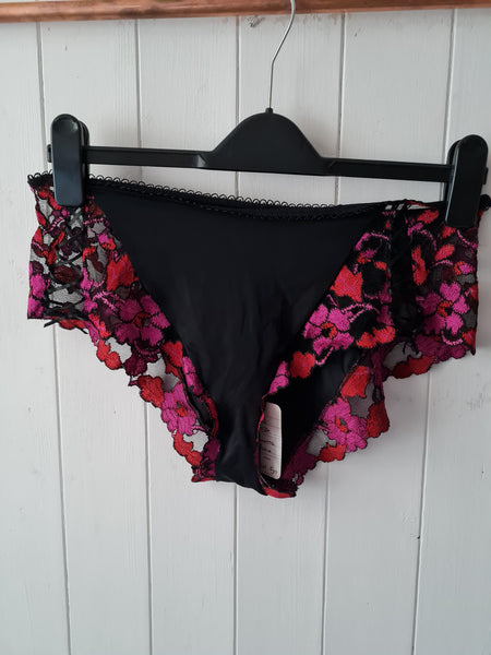 Rien lingerie set French lingerie fushia louisiane pink and black lace bra and pants new with tags
