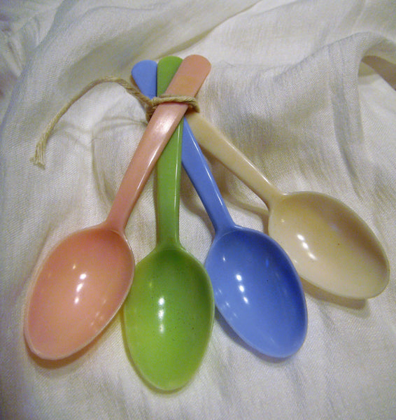 Vintage Hamper spoons plastic spoons set of 4 pastel colours retro1950s