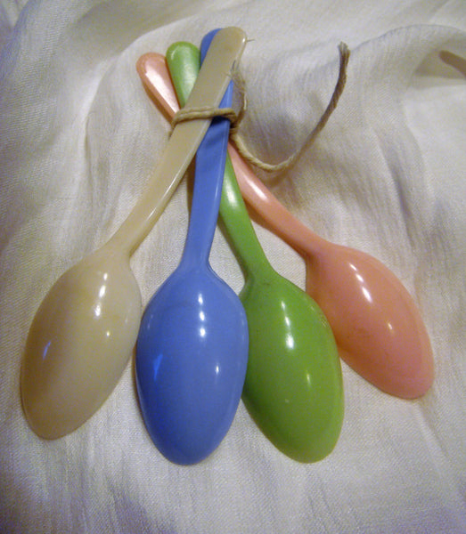 Vintage Hamper spoons plastic spoons set of 4 pastel colours retro1950s